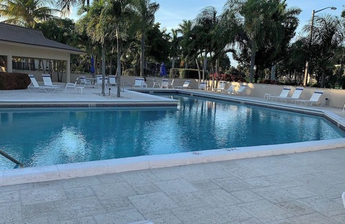 Deerfield Beach Condo | Modern Beach villa in a golf community