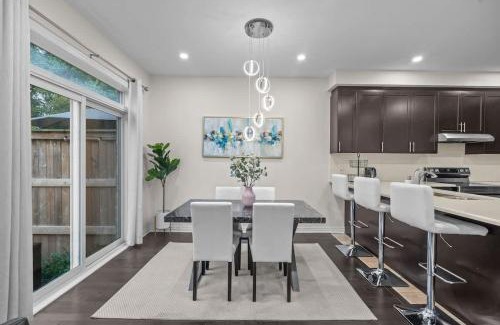 Lakeview House | Modern Beautiful Home Private Patio and Balcony