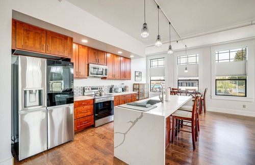 Blaine Condo | Modern Blaine Condo Rental < 1 Mi to Boat Harbor!