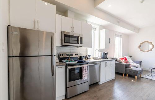 Greenwood - Coxwell Hotel | Modern & Bright 2BR Suite - 6 Mins from Leslieville
