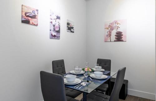 Greenwood - Coxwell Hotel | Modern & Bright 2BR Suite - 6 Mins from Leslieville