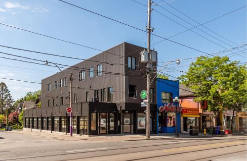 Greenwood - Coxwell Hotel | Modern & Bright 2BR Suite - 6 Mins from Leslieville
