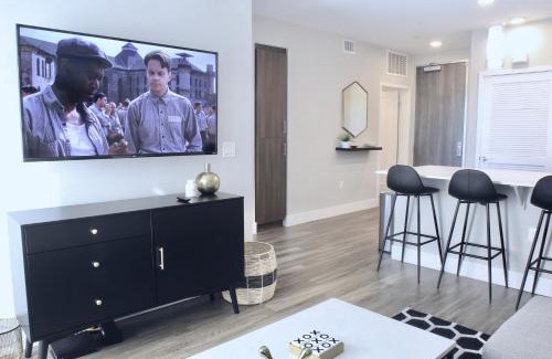 Orange Apartment | Modern Building - Free Parking - By CHOC & St Joseph