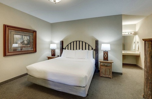 Johnston Hotel | Modern Cabin Vibes, Complimentary Breakfast & Whirlpool Suites Available