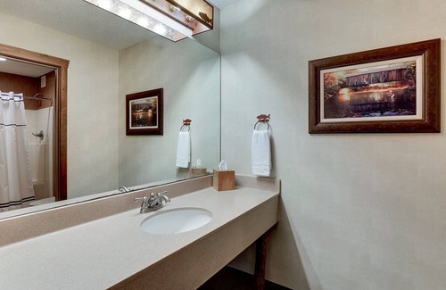 Johnston Hotel | Modern Cabin Vibes, Complimentary Breakfast & Whirlpool Suites Available