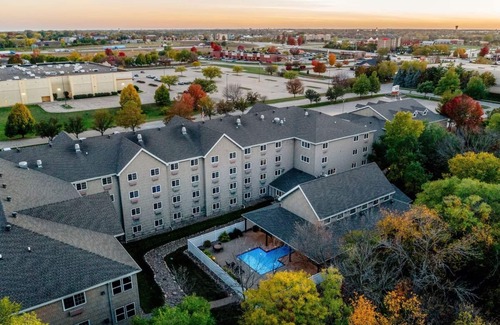 Johnston Hotel | Modern Cabin Vibes, Complimentary Breakfast & Whirlpool Suites Available