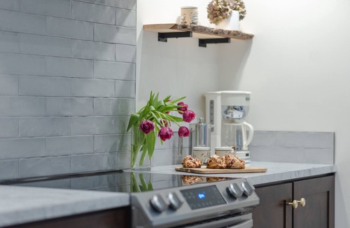 Maple Bay House | Modern Carriage House…close to trails and ocean