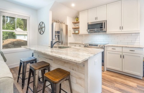 Olde Town Cottage | Modern Carriage House in Old Town Bluffton + Walkable to everything!