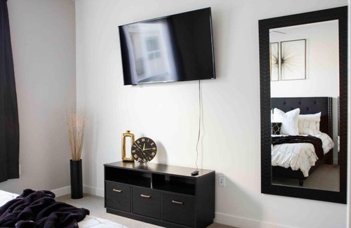 Downtown Salt Lake City Apartment | Modern Central apt/Gym/Pool/Hottub/Garageparking