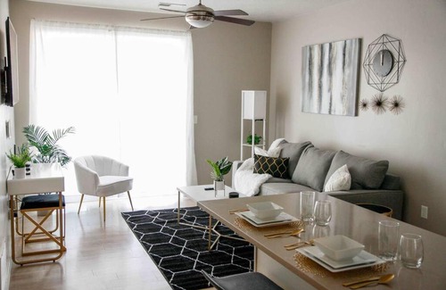 Downtown Salt Lake City Apartment | Modern Central apt/Gym/Pool/Hottub/Garageparking