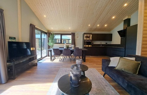 Municipality of Woudenberg House | Modern chalet for 6 people with 3 bedrooms and hot tub