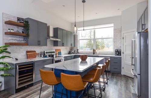 East Kootenay House | Modern chalet: ski in/out ideal location 10 beds