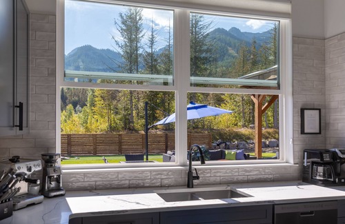 East Kootenay House | Modern chalet: ski in/out ideal location 10 beds