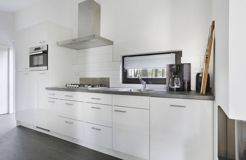 Markelo Ski Chalet | Modern chalet with a smart TV near forest