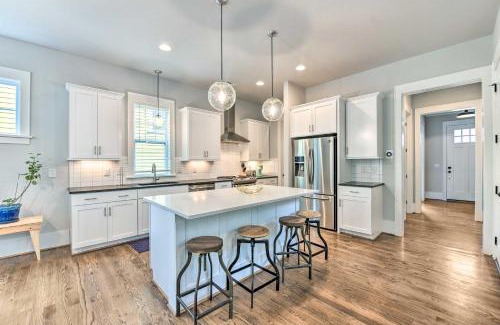 Oakhurst House | Modern Charlotte Home about 4 Mi to Downtown!