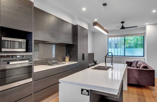 Bulimba Apartment | Modern, chic 3BR townhouse in luxury complex, top location, free wifi