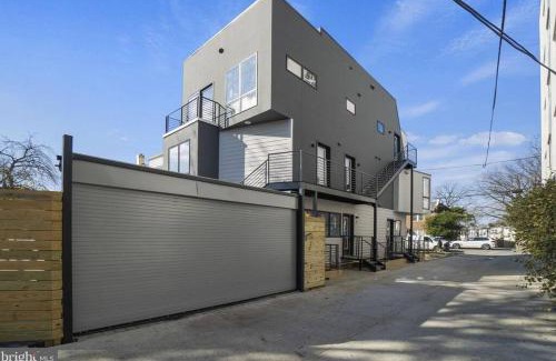 16th Street Heights Apartment | Modern & Colorful ~ 5* Location
