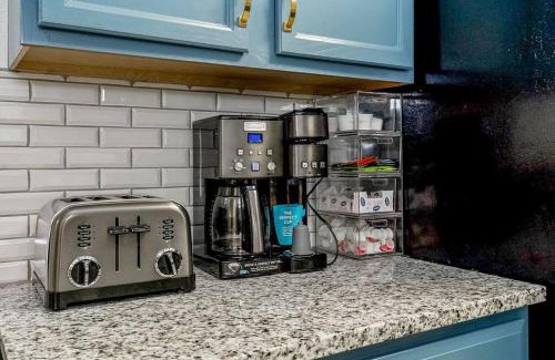 South Hyde Park House | Modern Comfort in Historic Charm: 4BR KC Retreat