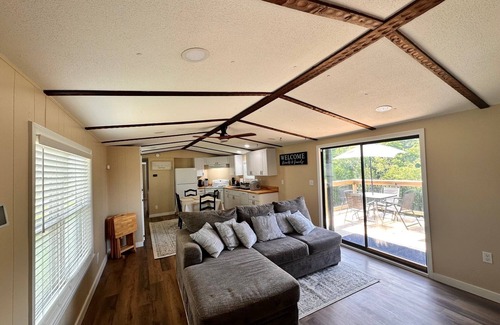 Baxter House | Modern Comfort w/Waterfall Views