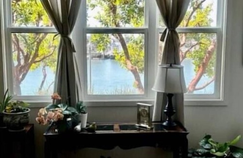 Alameda Condo | Modern Condo With Estuary Views-Monthly Discount!