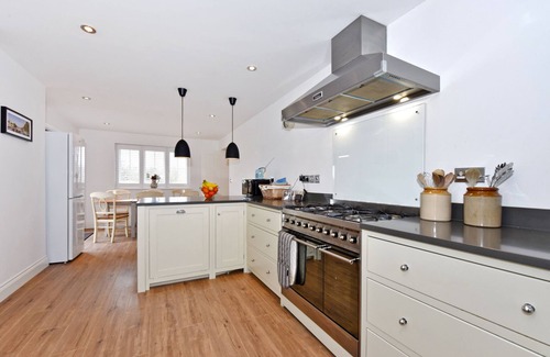Henley House | Modern Cottage with rural views near charming pub, near Henley on Thames