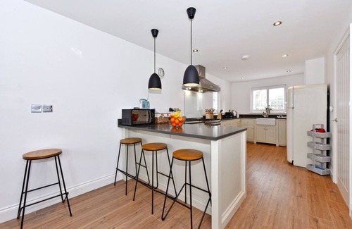 Henley House | Modern Cottage with rural views near charming pub, near Henley on Thames