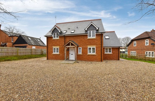 Henley House | Modern Cottage with rural views near charming pub, near Henley on Thames