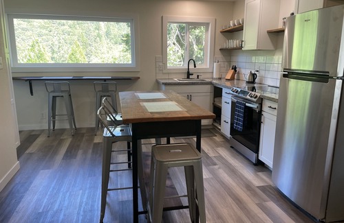 Dunsmuir House | Modern Cozy Mountain Home with VIEWS