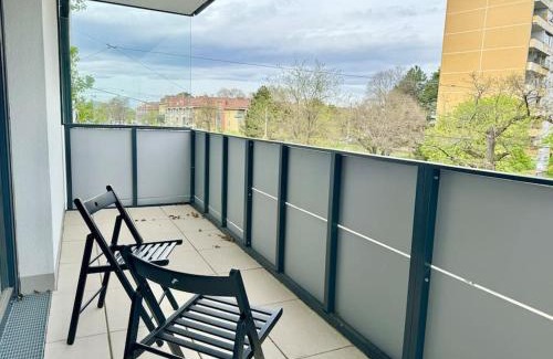 Donaustadt Apartment | Modern Danube Apartment with Balcony & Free Parking