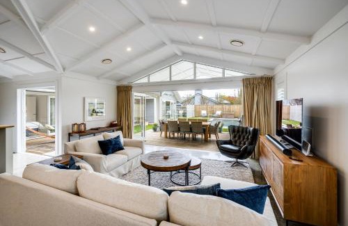 Havelock North House | Modern Deluxe - Havelock North Holiday Home