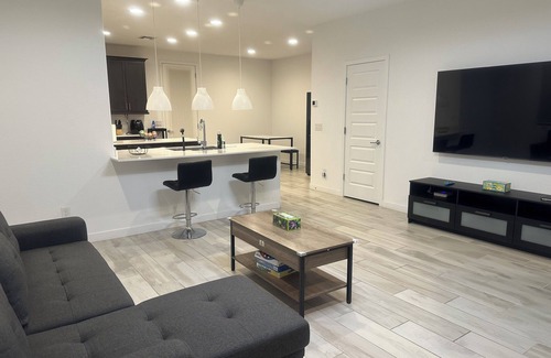 South Mountain House | Modern Desert Home–Great for Families & Groups, Near Golf, Hiking & City Fun