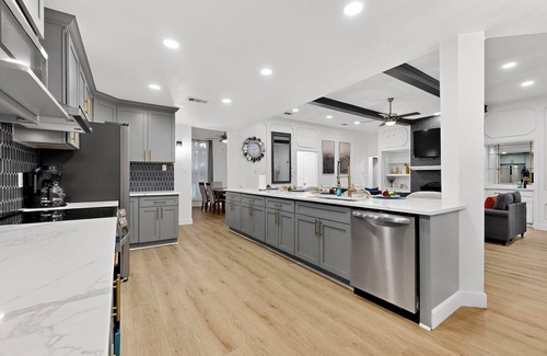 Southwest Carrollton House | Modern Design & Chef's Kitchen & Spacious & Stylish 4 bedroom 3.5 bathroom