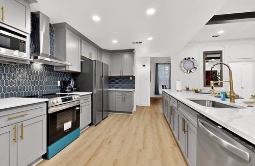 Southwest Carrollton House | Modern Design & Chef's Kitchen & Spacious & Stylish 4 bedroom 3.5 bathroom