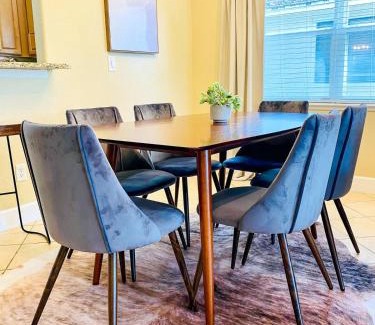 College Park House | Modern DT Home-King size Bed-Patios-Long Stays-WiFi