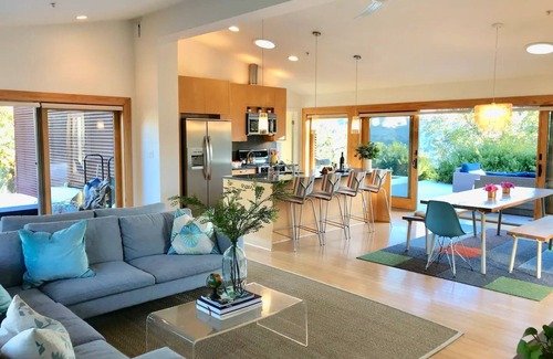 California Wine Country House | Modern ecochic luxe indoor/outdoor getaway- mountaintop views & hot tub!