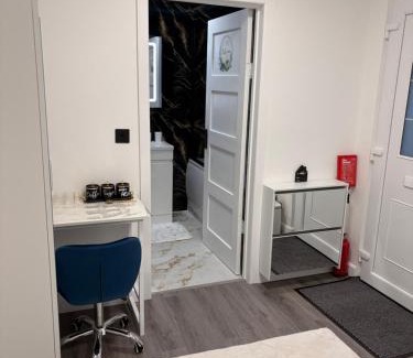 Ely House | Modern En-Suite Double Bedroom in Cardiff with Private Entrance