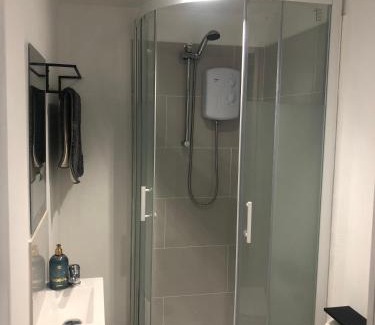 Newport House | Modern En-suite Double Room