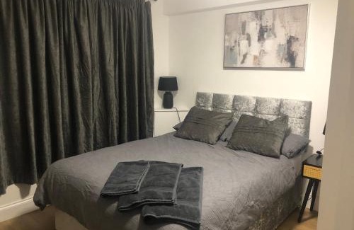 Newport House | Modern En-suite Double Room