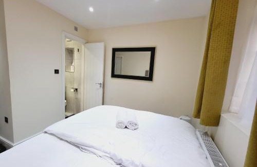 Ashford House | Modern En-Suite Garden View Room - Self Check-In