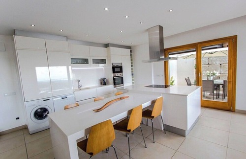 Sant Cebria de Vallalta Villa | Modern Mestral - a few km to the beach!