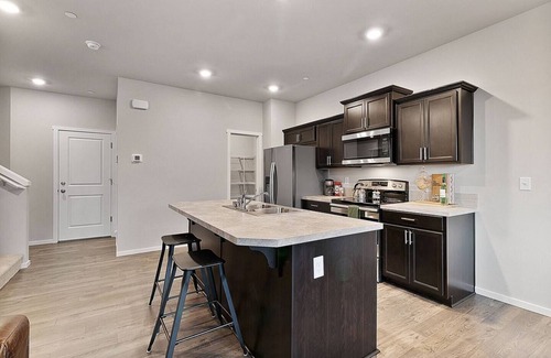 Puyallup House | Modern Escape | Spacious 4BR Home for Families, Groups & Business Travelers