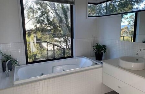 Tolmans Hill House | Modern executive house, stunning views over Hobart