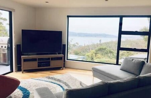 Tolmans Hill House | Modern executive house, stunning views over Hobart