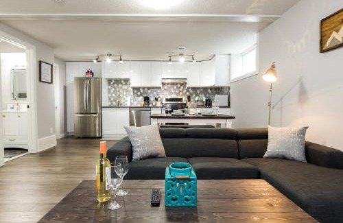 Southwest Edmonton Apartment | Modern Executive Suite I Complimentary Netflix & Parking!