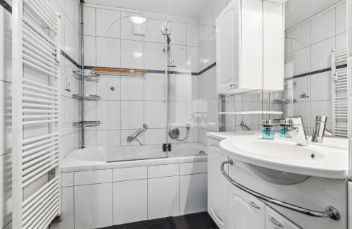 Homburg Apartment | Modern Family & Business Apartment in Homburg - nahe Uniklinik - ruhig gelegen - 3 SZ - bis zu 6 Pers - Balkon - Badewanne - WLAN 250 Mb - Parkplätze - Self-Check-in