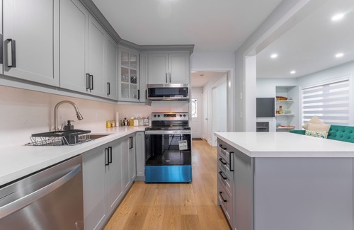 Brampton House | Modern Family Home in Brampton ~ Unwind in Comfort