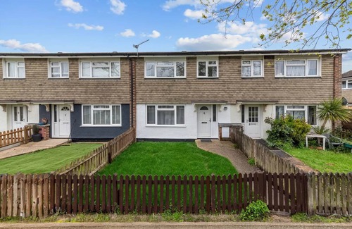 Five Oak Green House | Modern Fashionably Refurbished 4 bedroom Home with Wi-Fi