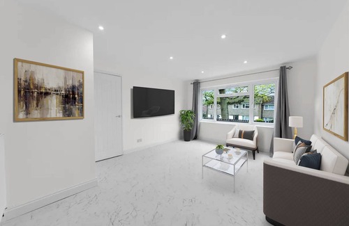 Five Oak Green House | Modern Fashionably Refurbished 4 bedroom Home with Wi-Fi