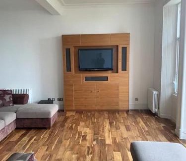 Old Town Apartment | Modern flat with Nice Views by the Royal Mile