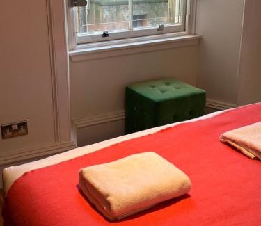 Old Town Apartment | Modern flat with Nice Views by the Royal Mile